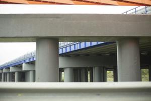 brug ondersteunt. vervoer brug over- de snelweg. industrieel architectuur. vervoer middelpunt. foto