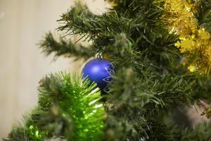 blauw bal Aan Kerstmis boom. nieuw decoratie Aan sparren. foto