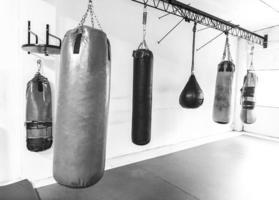 boksen Sportschool met hangende Tassen, zwart en wit sport- fotografie foto