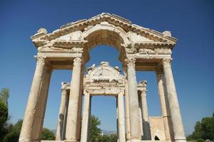 monumentaal poort, tetrapylon in afrodisis oude stad in aydin, turkiye foto