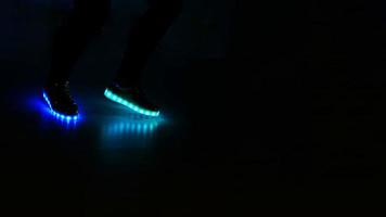 modieus sportschoenen met LED verlichting. foto