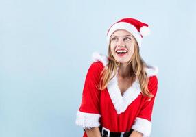 detailopname van Kaukasisch gelukkig vrouw vervelend de kerstman kleren op zoek weg foto