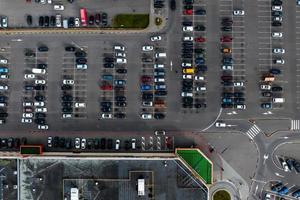 antenne visie Aan groot Open lucht parkeren veel voor auto's voor Bewoners van Oppervlakte foto