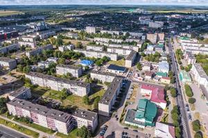 panoramisch visie van een Super goed hoogte van een klein provinciaal stad- met een privaat sector en hoogbouw appartement gebouwen foto