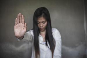 vrouw verheven haar hand- voor ontmoedigen, misbruik, campagne hou op geweld tegen Dames. hou op seksueel Intimidatie en verkrachting. foto