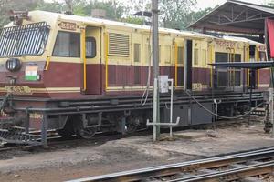 kalka, haryana, Indië mei 14 2022 - Indisch speelgoed- trein diesel locomotief motor Bij kalka spoorweg station gedurende de dag tijd, kalka shimla speelgoed- trein diesel locomotief motor foto