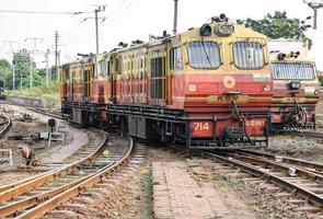 kalka, haryana, Indië mei 14 2022 - Indisch speelgoed- trein diesel locomotief motor Bij kalka spoorweg station gedurende de dag tijd, kalka shimla speelgoed- trein diesel locomotief motor foto
