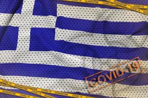 Griekenland vlag en covid-19 biohazard symbool met quarantaine oranje plakband en stempel. coronavirus of 2019-ncov virus concept foto