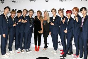 los angeles - okt 6 nct 127, tori kelly, meghaan trainer Bij de mickey s 90ste spectaculair tapen Bij de altaar auditorium Aan oktober 6, 2018 in los engelen, ca foto