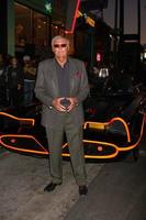 los angeles - bederven 21 - Adam west poses met de batmobiel Bij de Batman Product lijn lancering Bij de kernsmelting comics Aan maart 21, 2013 in los engelen, ca foto