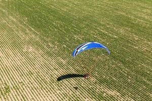 luchtfoto van paramotor die over de velden vliegt foto