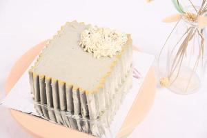 taart scherp toetje zoet gebakje met grijs kleur Aan wit achtergrond. dichtbij omhoog foto