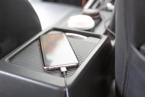 plug naar in rekening brengen mobiel telefoon in de auto, mobiel focus foto