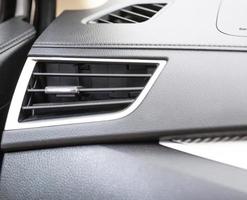 de auto's koeling controle toetsen, focus lucht ventilatieopeningen. foto
