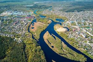 rivier- overstromingsvlakte landschap en groen Woud, antenne visie foto