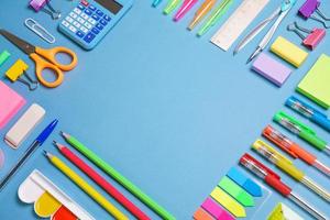 school- voorwerpen, kantoor benodigdheden, gereedschap en accessoires geïsoleerd Aan blauw foto