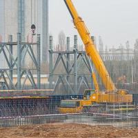 een bijhouden kraan werken in een industrieel bouw Oppervlakte foto