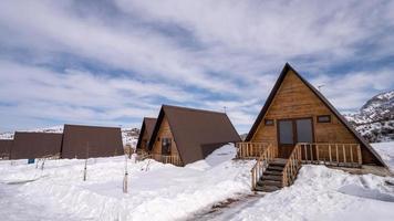 de houten huisjes omringd door sneeuw. een recreatie Oppervlakte in de bergen foto