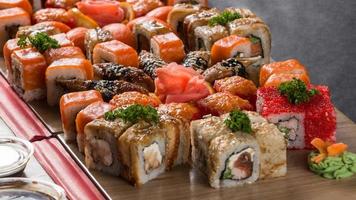 een detailopname schot van een sushi reeks Aan een houten bord foto