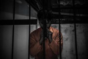portret van Mens ten einde raad naar vangst de ijzer gevangenis, gevangene concept, thailand mensen, hoop naar worden gratis, als de schenden de wet zou worden gearresteerd en gevangen gezet. foto