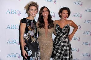 los angeles - nov 22 - annalynne mccord, Carlton gebbia, Nicky whelan Bij de abc 25e jaar- praten van de stad- zwart stropdas gala Bij de Beverly hilton hotel Aan november 22, 2014 in Beverly heuvels, ca foto