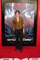 los angeles - jun 28 - reeve Carney arriveert Bij de de verbazingwekkend Spider Man première Bij dorp theater Aan juni 28, 2012 in westhout, ca foto