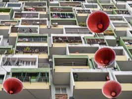 laag hoek visie van Chinese lantaarns tegen appartement gebouw foto
