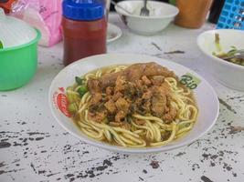 kip noedels. een typisch straat voedsel van Indonesië. is een redelijk beroemd straat voedsel foto