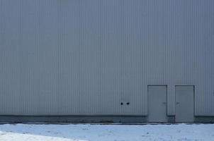 structuur van een hoog metaal muur van een industrieel gebouw zonder ramen foto