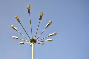 een straat lamp bestaande van een hoog pijler en een aantal van plafonds voor licht bronnen. ongebruikelijk visie van straat verlichting in Oekraïne foto