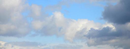 een blauw lucht met veel van wit wolken van verschillend maten foto