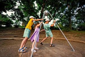 drie kinderen ritten Aan de speelplaats. centrifugeren, schommel voor kinderen. foto