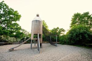 raket glijbaan kinderen speelplaats speelgoed- reeks in openbaar park. foto