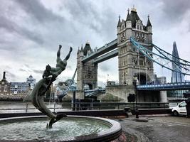 Londen in de uk in 2019. een visie van toren brug in Londen foto