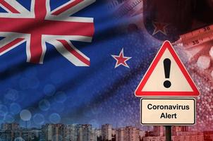 nieuw Zeeland vlag en coronavirus 2019-ncov alarm teken. concept van hoog waarschijnlijkheid van roman coronavirus het uitbreken door op reis toeristen foto