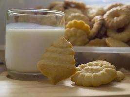 boter koekjes met melk klaar voor dienen, krokant spaander tussendoortje zuivel versheid bakkerij fotografie voor voedsel zoet toetje achtergrond gebruik foto