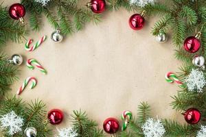 feestelijk Kerstmis grens met rood en zilver ballen Aan Spar takken en sneeuwvlokken Aan rustiek beige achtergrond foto