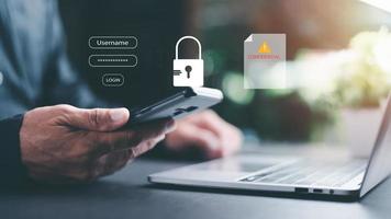 zakenman Holding smartphone in hand- naar invoeren systeem, vertrouwelijk document bescherming concept, bedrijf gegevens het dossier veiligheid, privacy map, bedrijfskritisch gegevens op slot doen, document beheer systeem foto