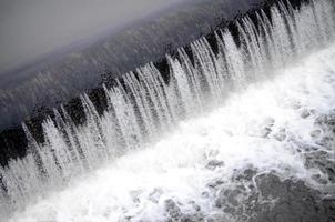 een afbeelding van de vloeiende water. de dam is ontworpen naar reguleren de water niveau in rivieren binnen de stad en naar voorzien technisch water naar industrieel voorwerpen foto