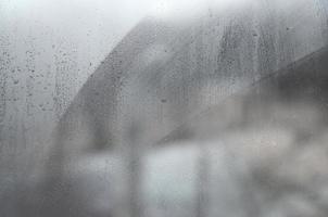 venster glas met condensaat of stoom- na zwaar regenen, structuur of achtergrond beeld foto