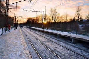 avond winter landschap met de spoorweg station foto