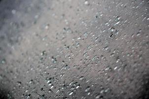achtergrond beeld van regen druppels Aan een glas venster. macro foto met Ondiep diepte van veld-