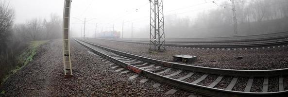 de oekraïens buitenwijk trein haast langs de spoorweg in een nevelig ochtend. vissenoog foto met is gestegen vervorming