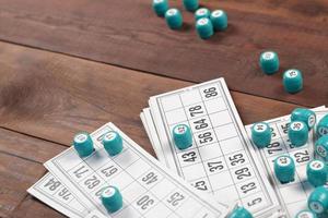 veel vaten met getallen en kaarten voor lotto of Russisch bingo tafel spel Aan houten oppervlak. Russisch lotto heeft vergelijkbaar reglement naar klassiek wereldwijd bingo foto