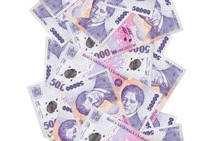 50000 Roemeense leu rekeningen vliegend naar beneden geïsoleerd Aan wit. veel bankbiljetten vallend met wit copyspace Aan links en Rechtsaf kant foto