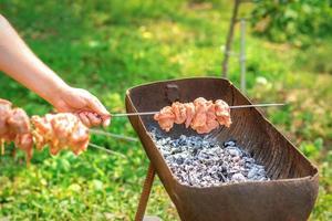 handen van Mens bereidt zich voor barbecue vlees foto