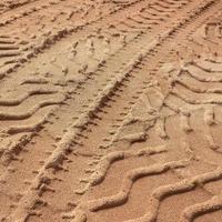 sporen van beschermers van zwaar vrachtwagens Aan de zand. foto