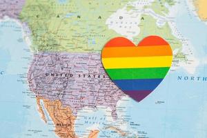 Bangkok, Thailand, juni 1, 2022 regenboog kleur hart Aan Verenigde Staten van Amerika Amerika wereld kaart achtergrond, symbool van lgbt trots maand vieren jaar- in juni sociaal, symbool van homo, lesbienne, biseksueel, transgender foto