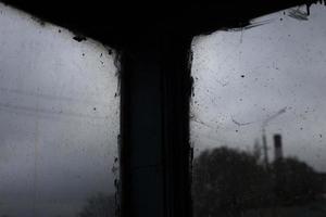 oud venster Aan grijs dag. bewolkt weer buiten venster. somber interieur. foto