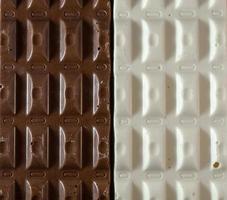 donker en wit chocola. chocola achtergrond. contrast van chocola bars foto